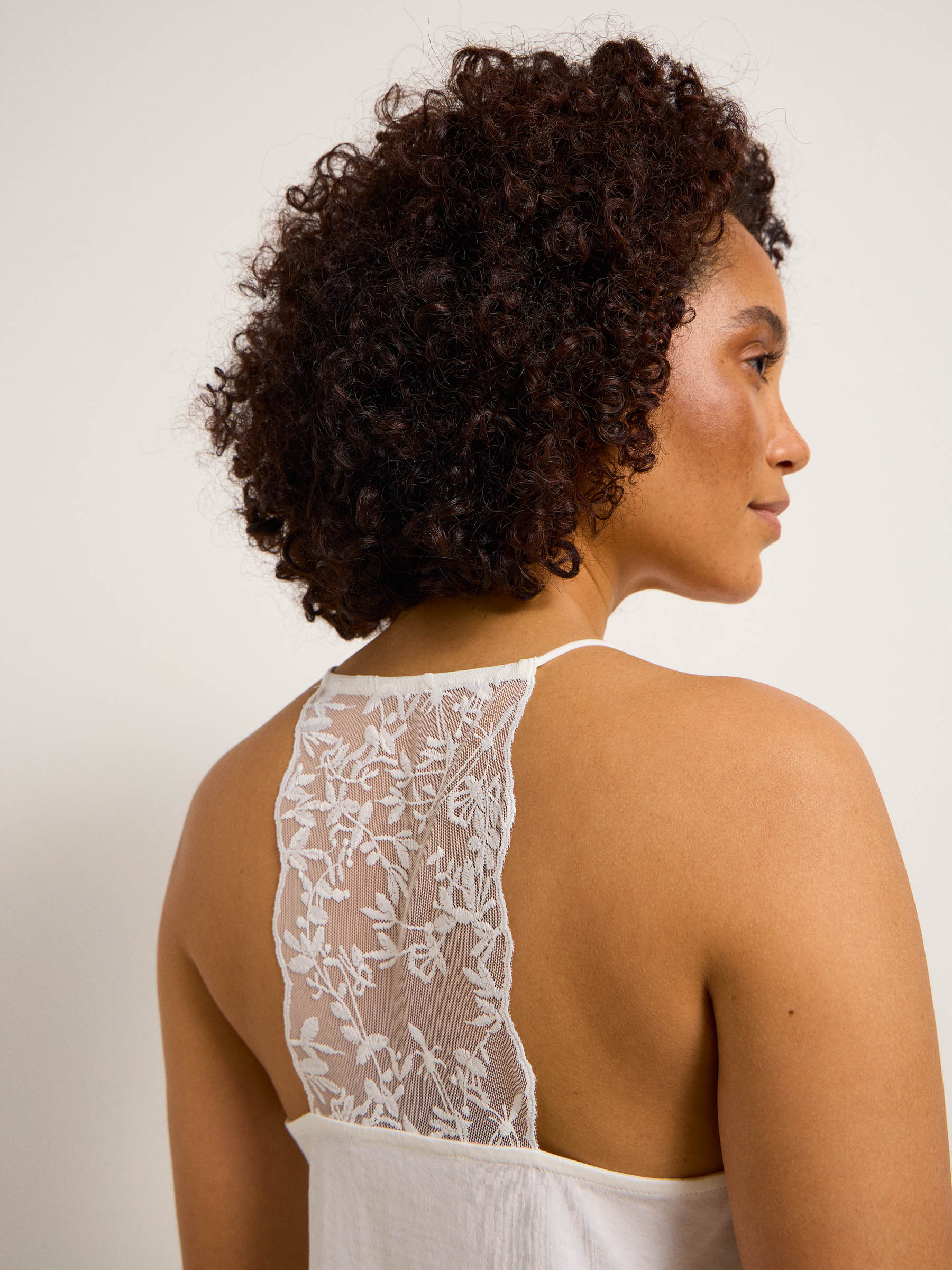 LANIUS_124-13772-101-off-white-34_Top-mit-Spitze_05