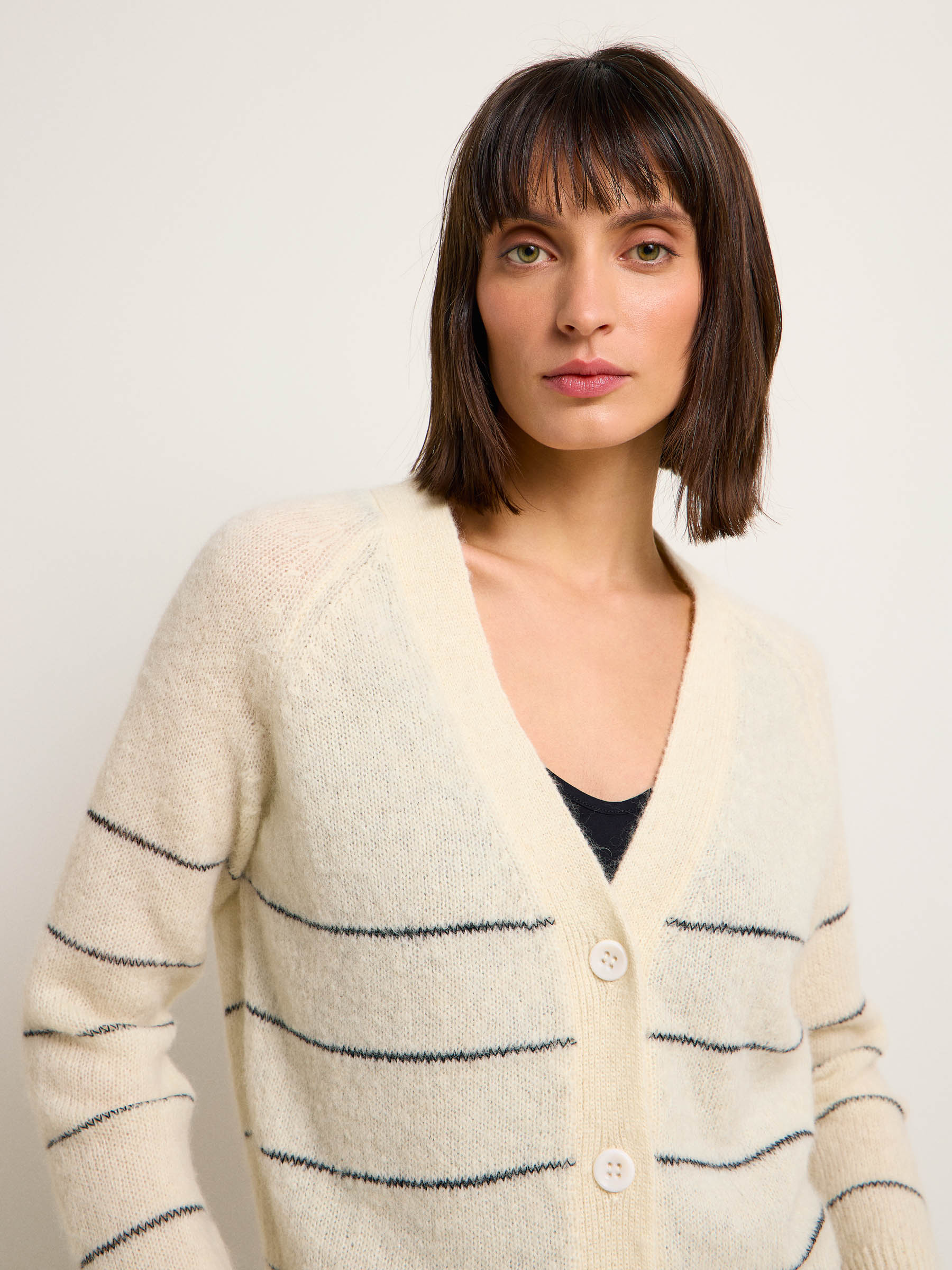 LANIUS_124-13774-101-off-white-34_Kurze-Strickjacke_04