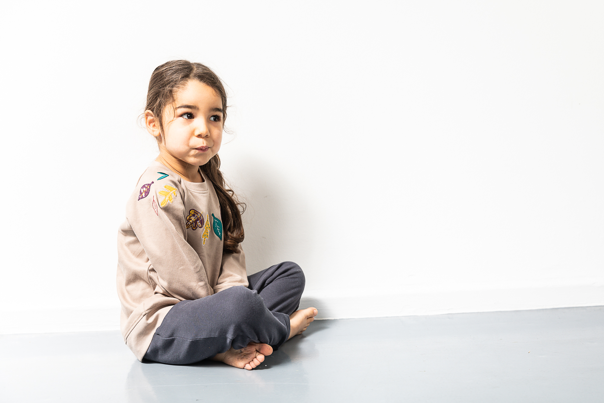 2021506-dena-cinder-grey_2021510-tango-navy_1 2021506-dena-cinder-grey_2021510-tango-navy_1