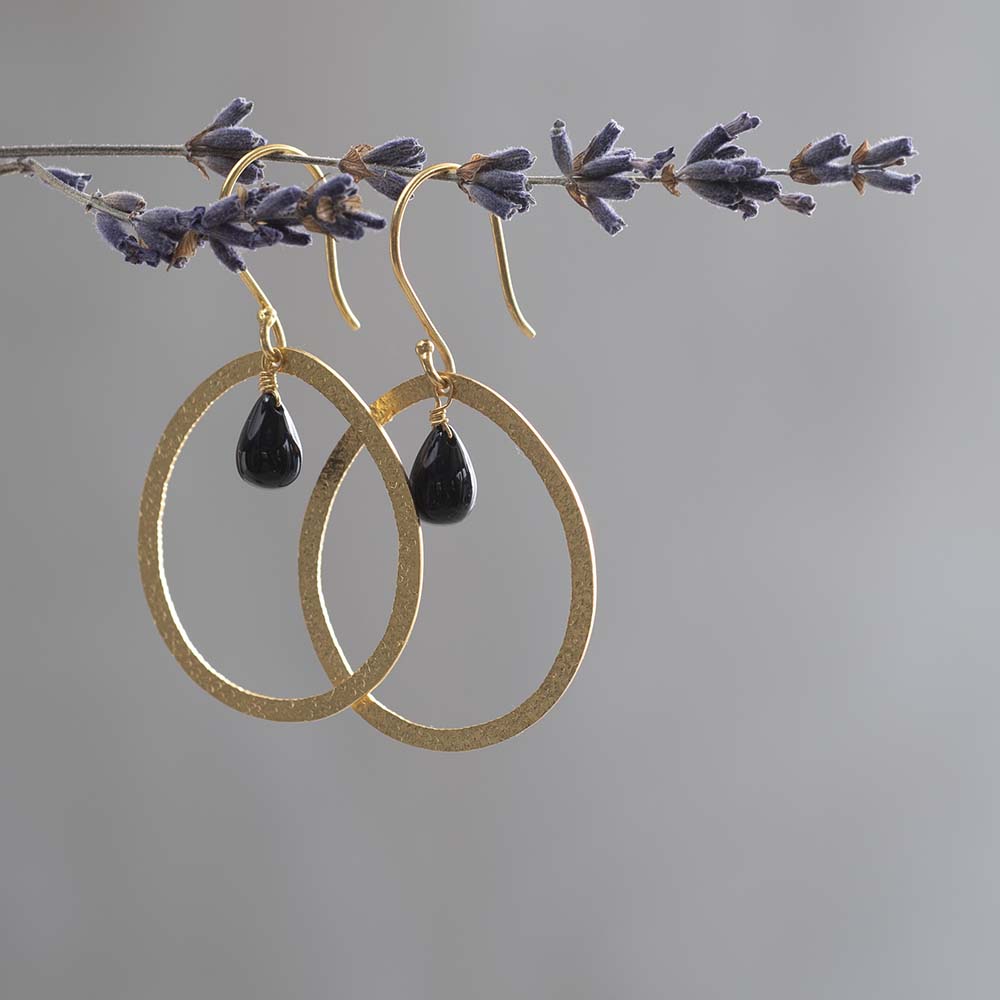 AW26202-Powerful-Black-Onyx-Gold-Earrings