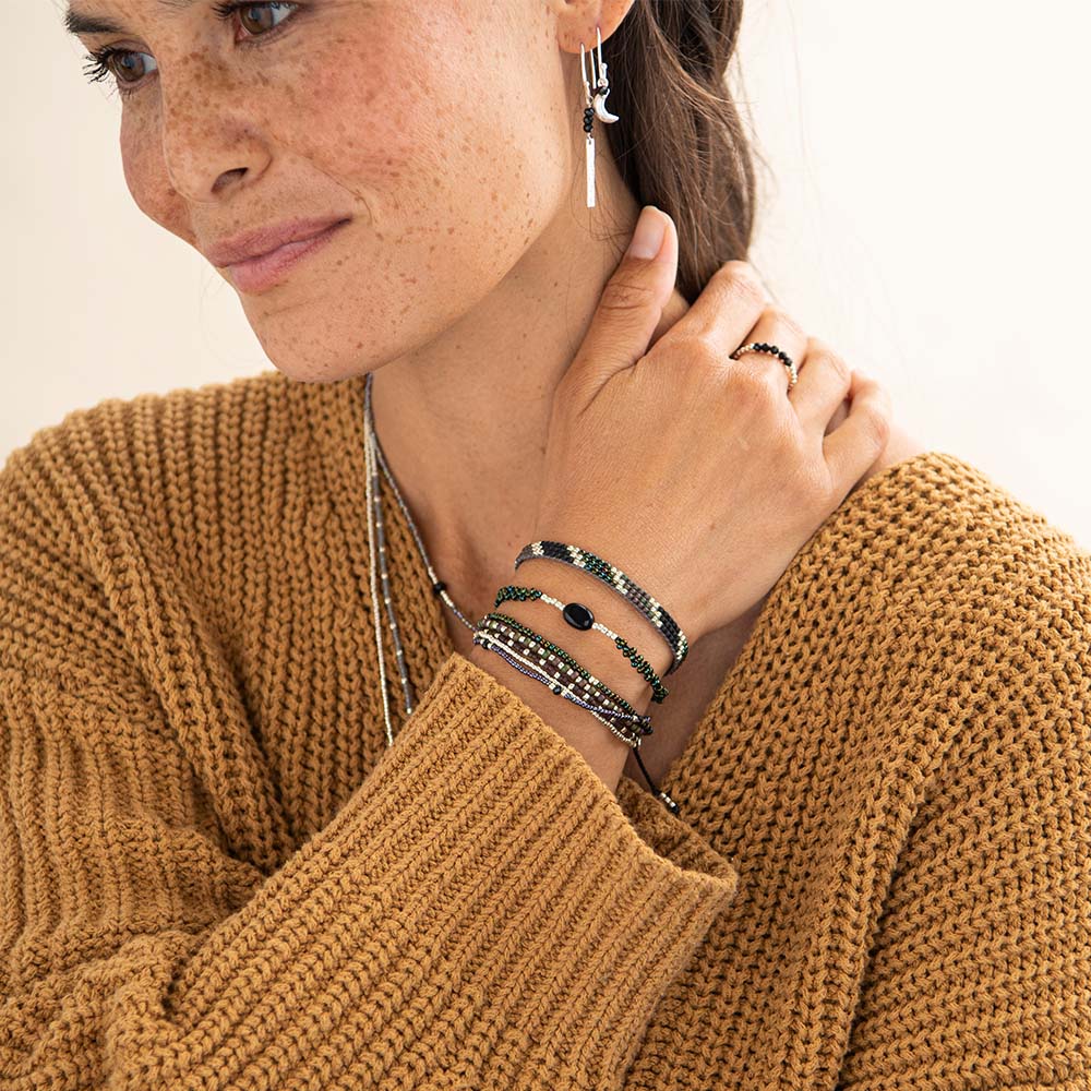 BL23191_Emotion-Black-Onyx-Bracelet-Silver-Colored_2_A-Beautiful-Story