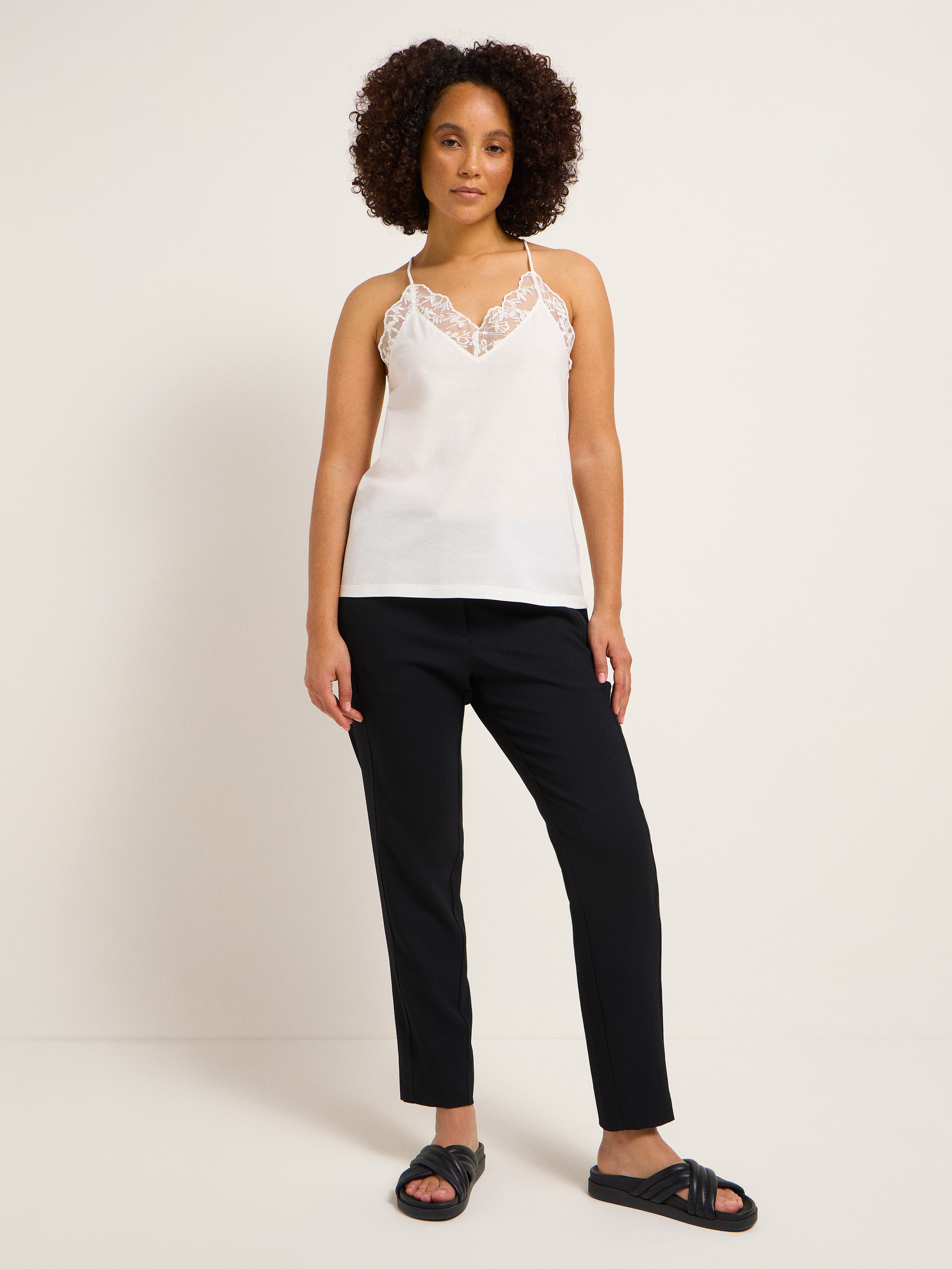 LANIUS_124-13772-101-off-white-34_Top-mit-Spitze_03