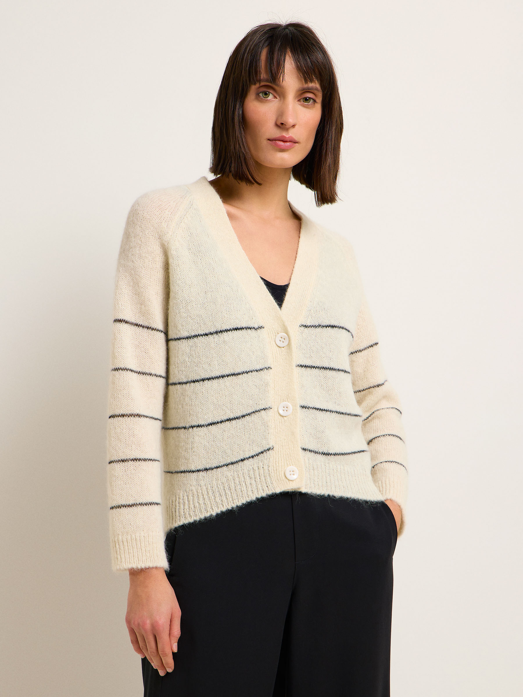 LANIUS_124-13774-101-off-white-34_Kurze-Strickjacke_02