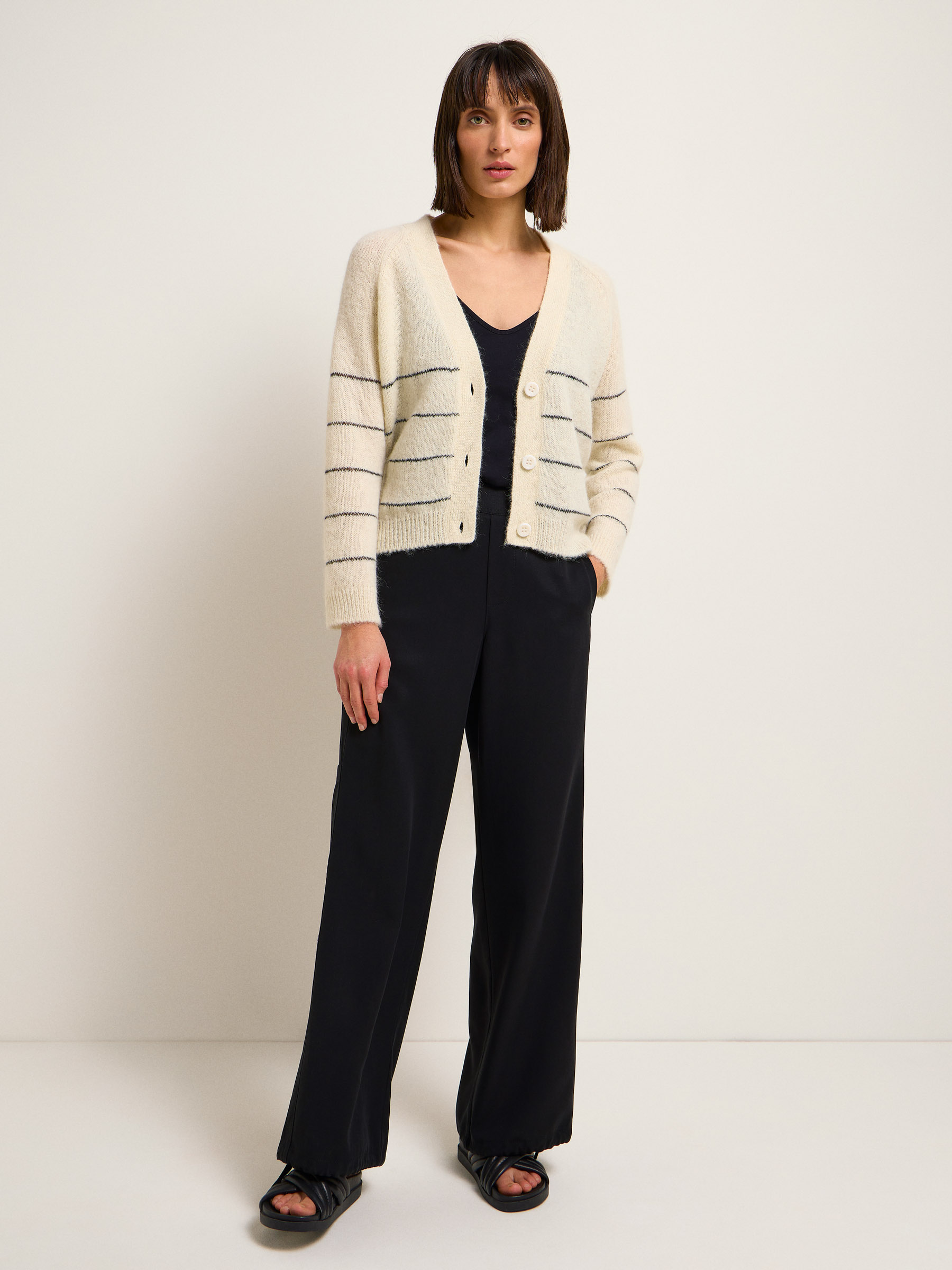 LANIUS_124-13774-101-off-white-34_Kurze-Strickjacke_03