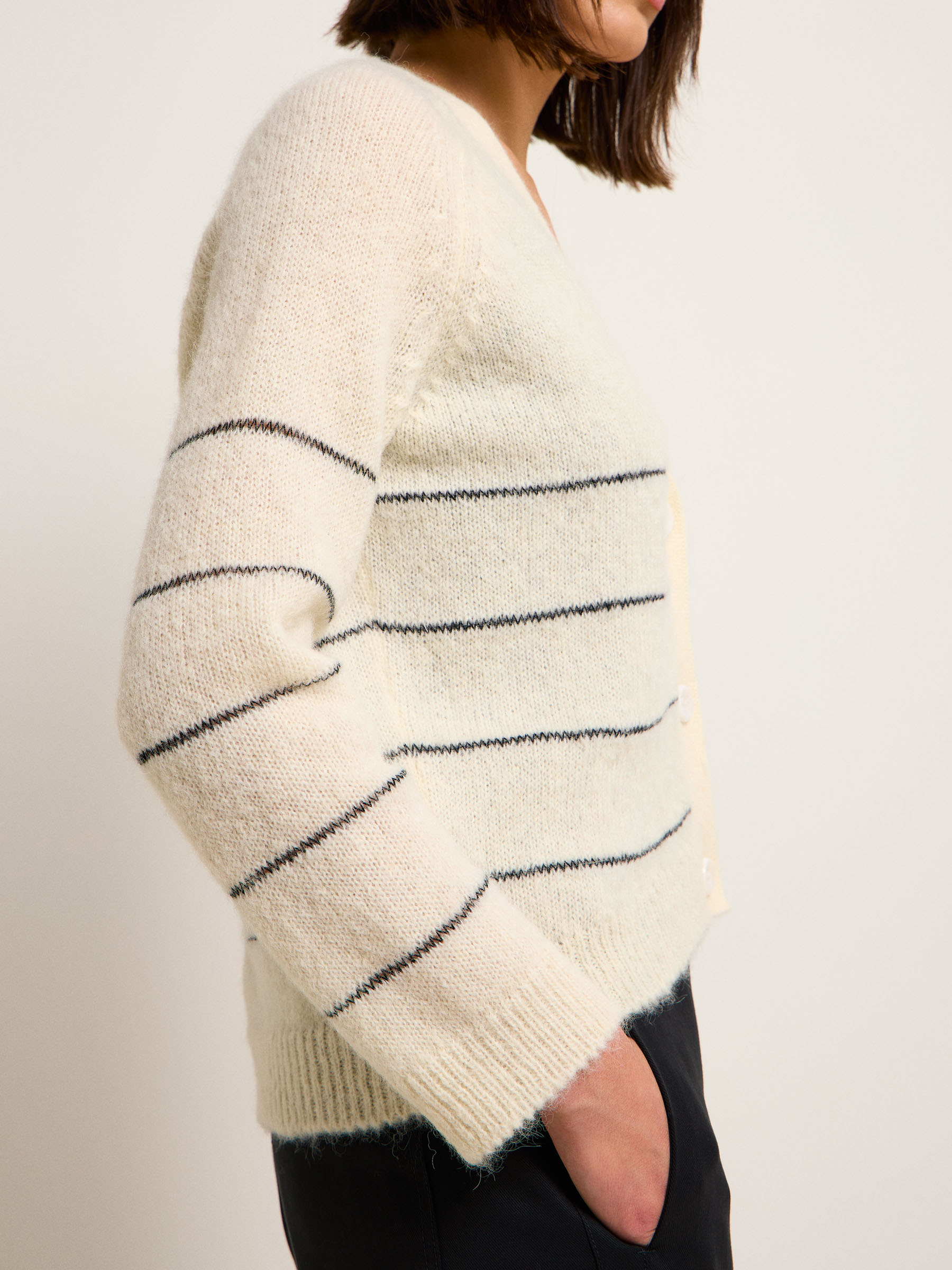 LANIUS_124-13774-101-off-white-34_Kurze-Strickjacke_05