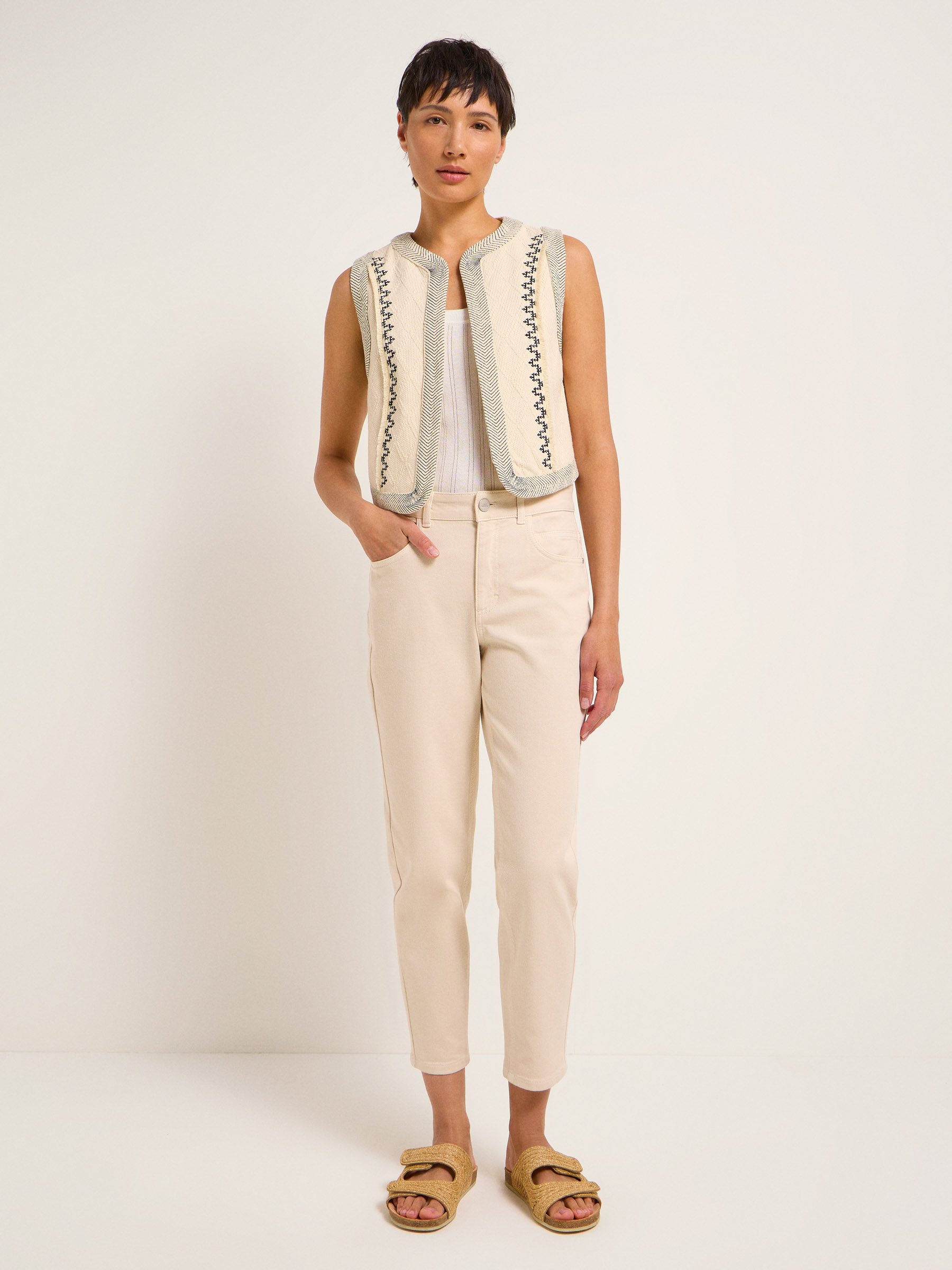 LANIUS_124-13914-113-natural-undyed-34_Weste-mit-Struktur-und-Stickerei_03