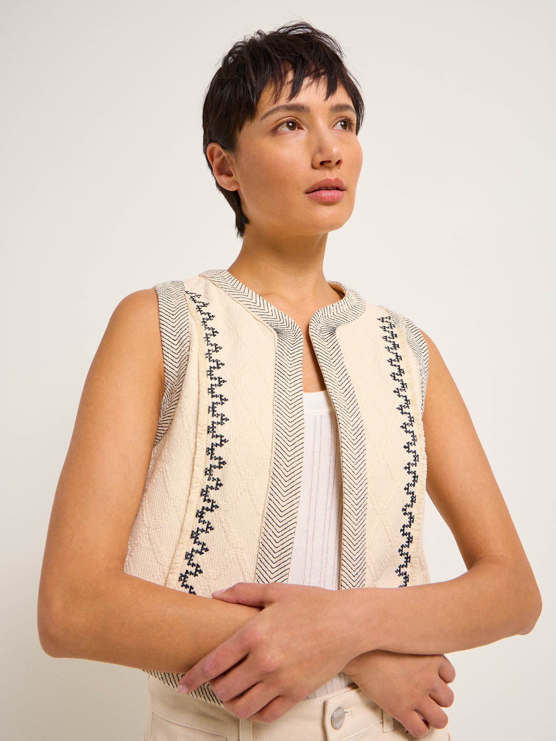 LANIUS_124-13914-113-natural-undyed-34_Weste-mit-Struktur-und-Stickerei_04