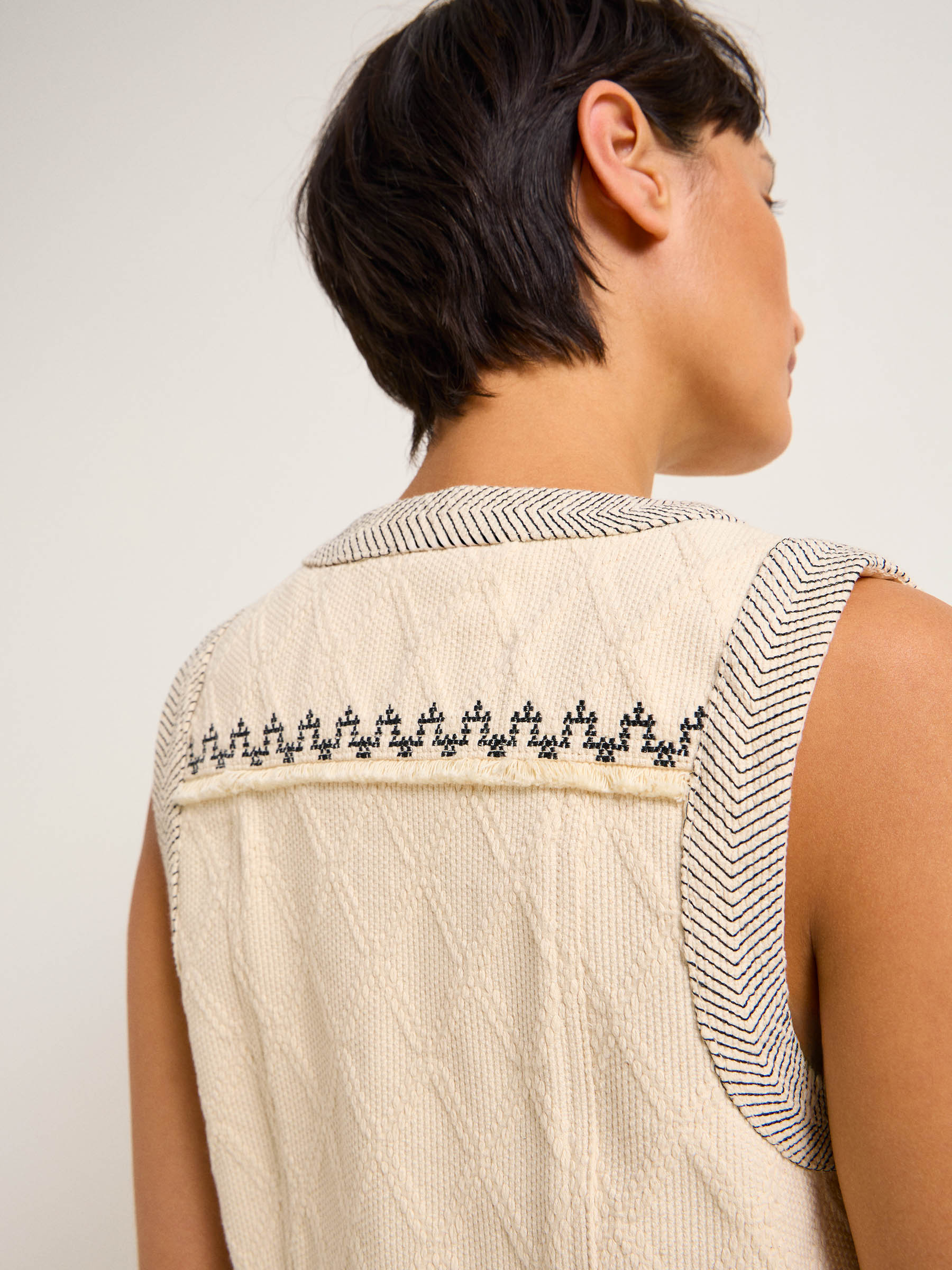 LANIUS_124-13914-113-natural-undyed-34_Weste-mit-Struktur-und-Stickerei_05