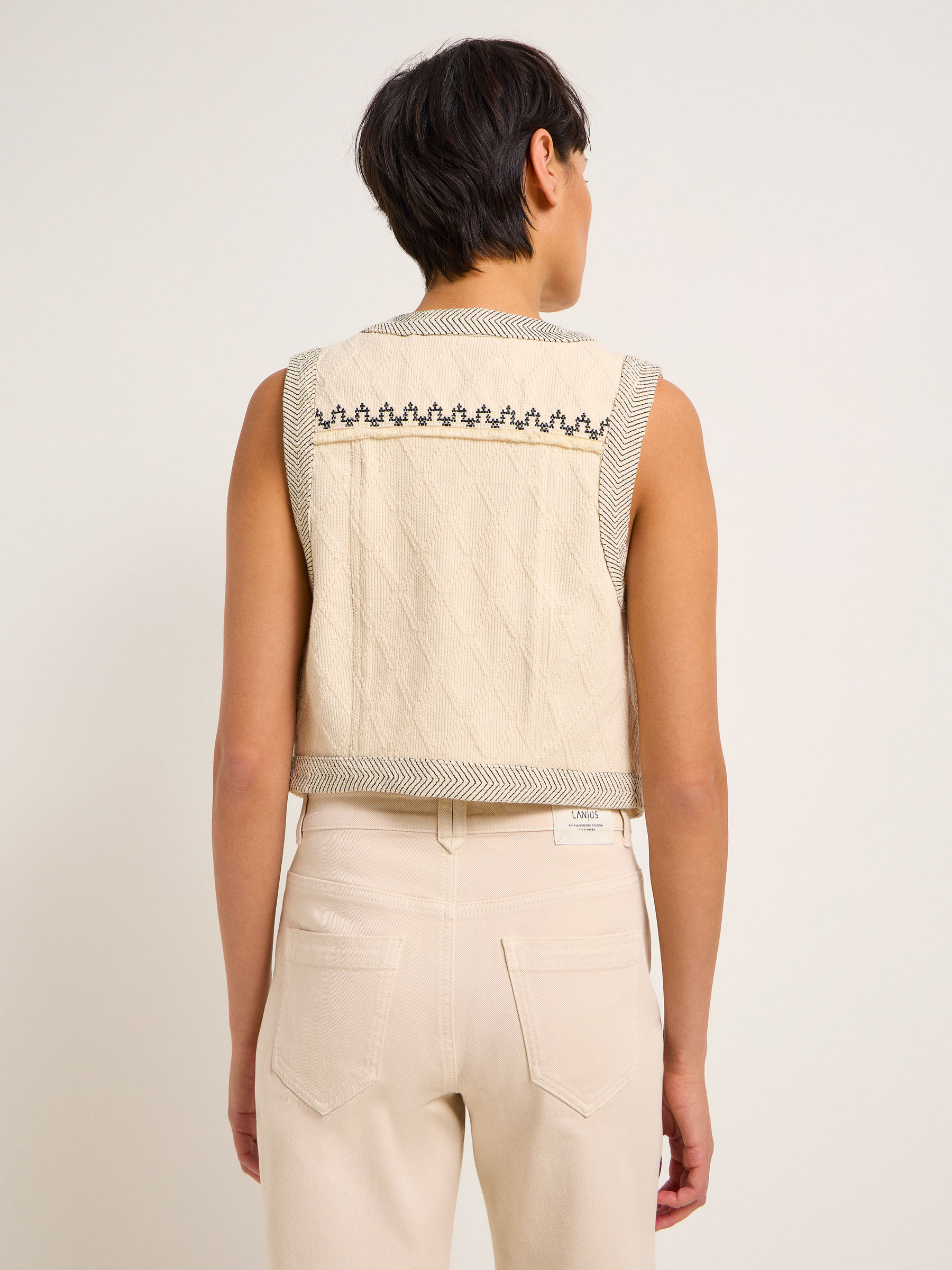 LANIUS_124-13914-113-natural-undyed-34_Weste-mit-Struktur-und-Stickerei_06