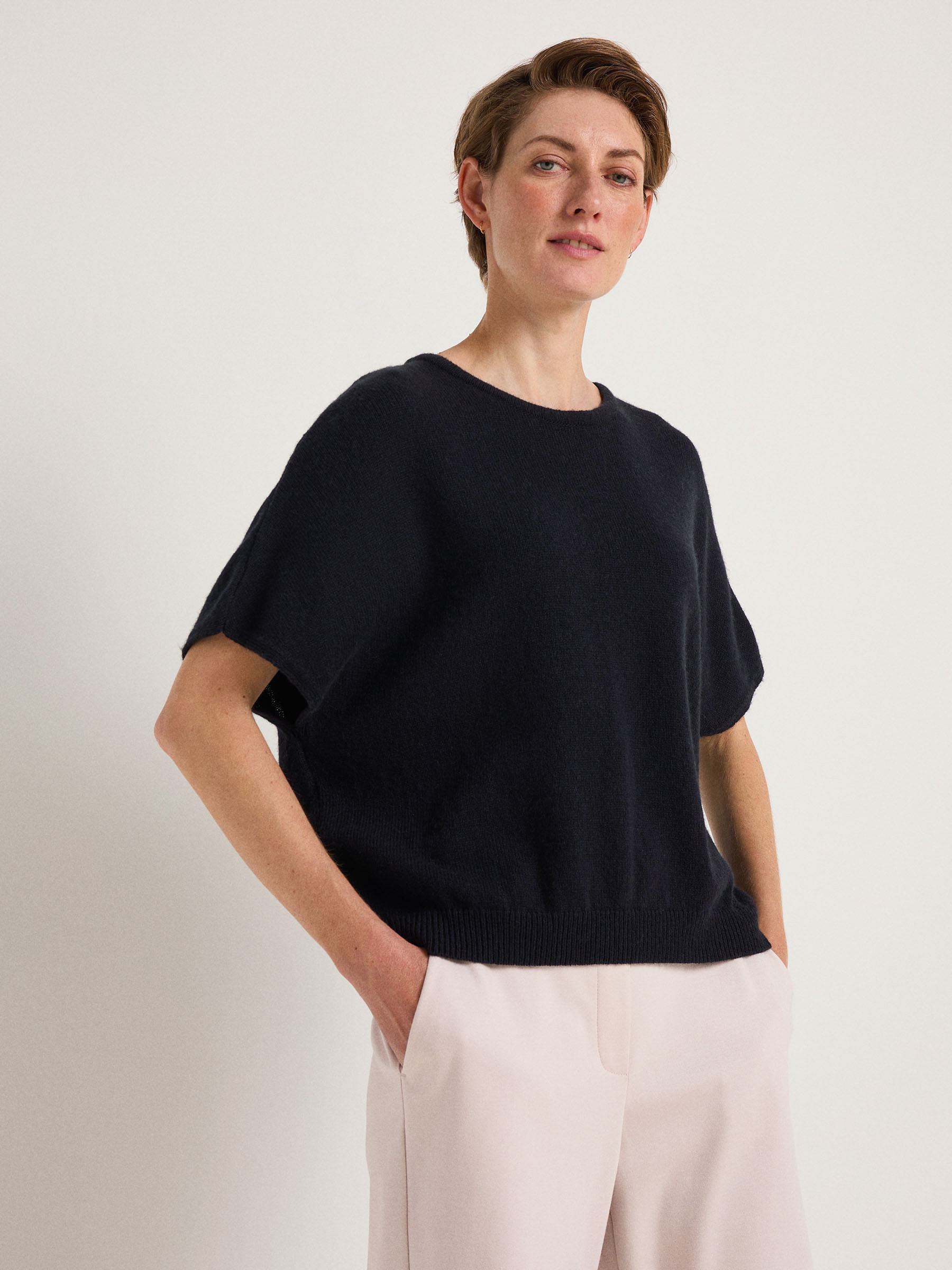 LANIUS_AW23_13363-199-black-34_Pullunder_02