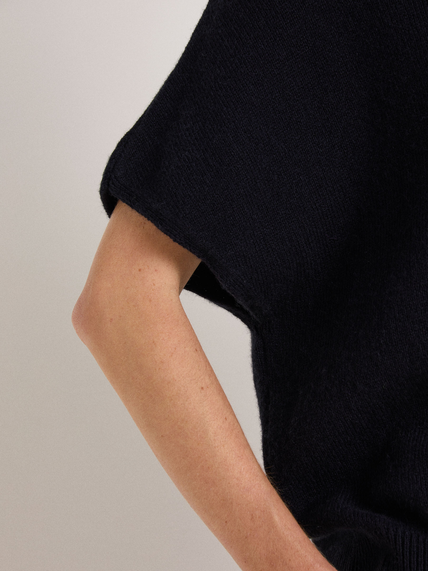 LANIUS_AW23_13363-199-black-34_Pullunder_05