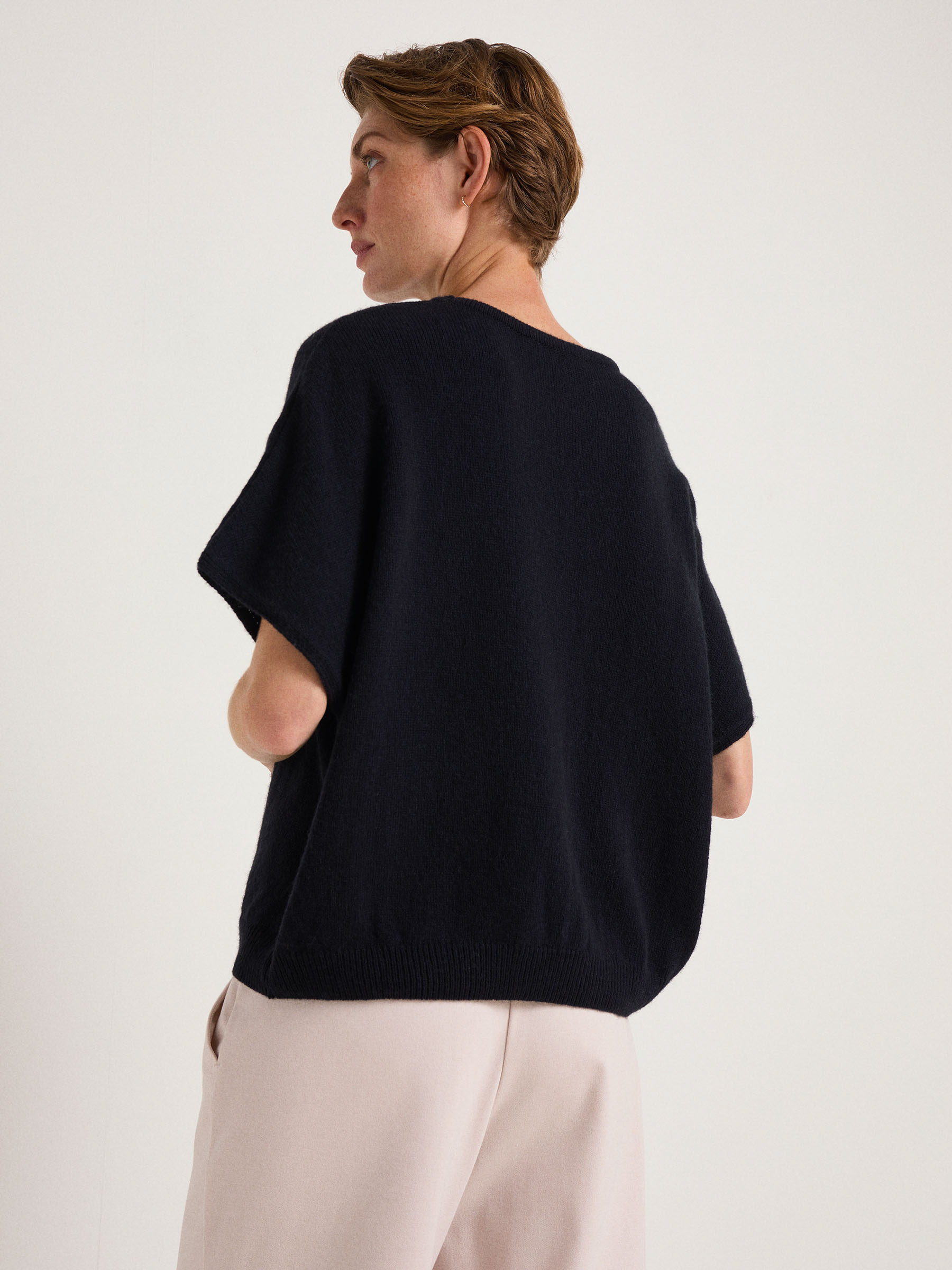 LANIUS_AW23_13363-199-black-34_Pullunder_06