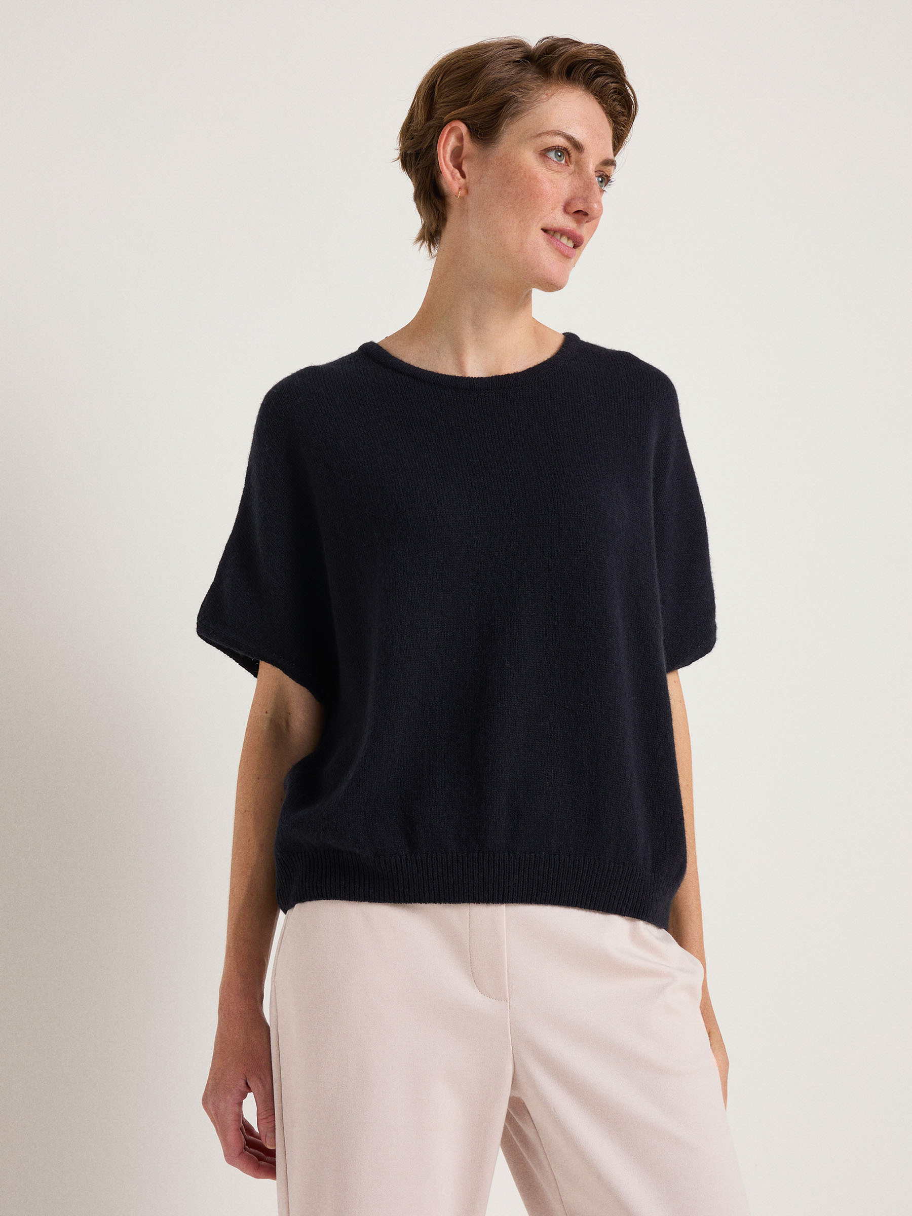 LANIUS_AW23_13363-199-black-34_Pullunder_07