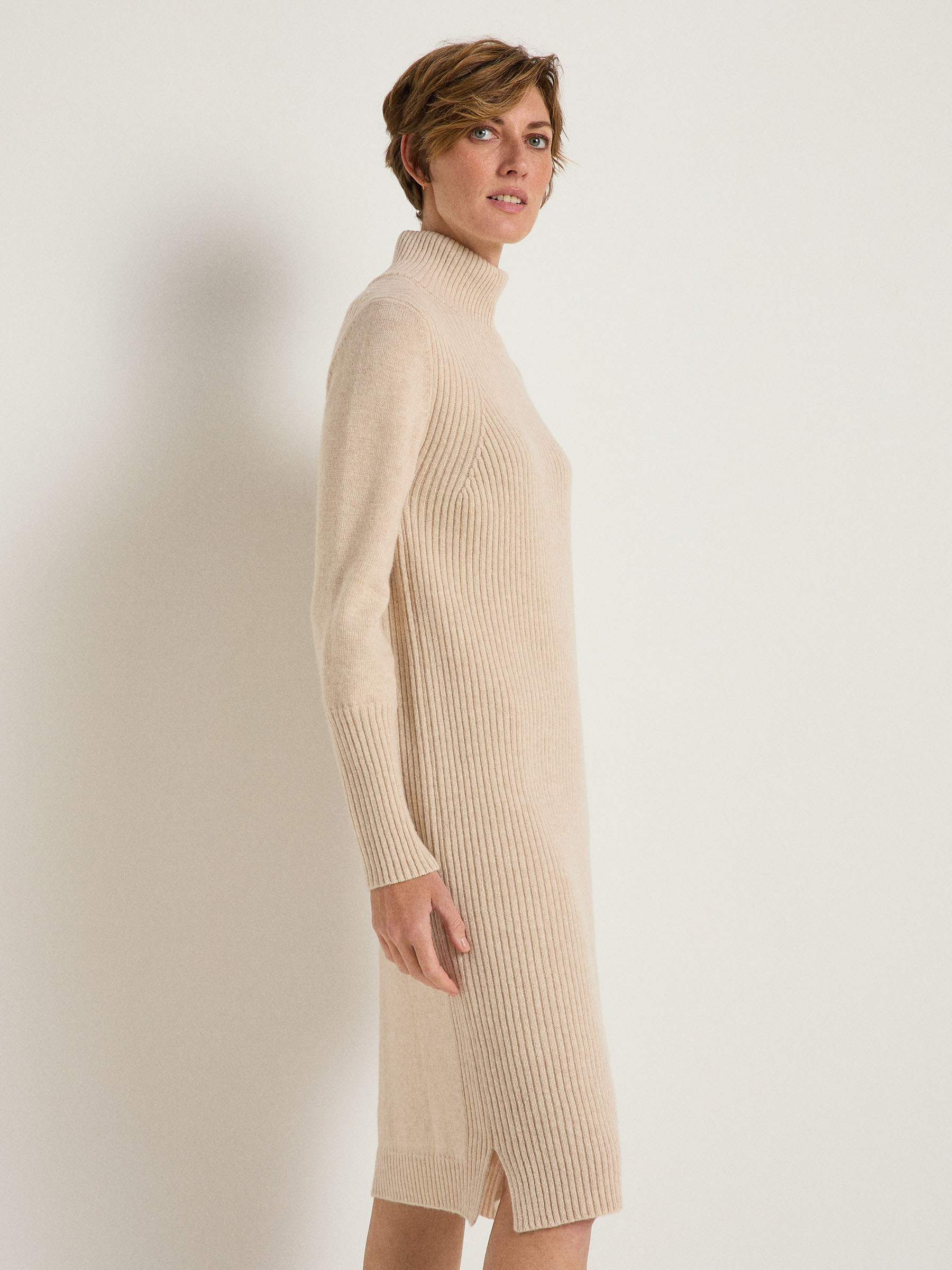 LANIUS_AW23_13650-117-sahara-melange-34_Rippen-Strickkleid_02