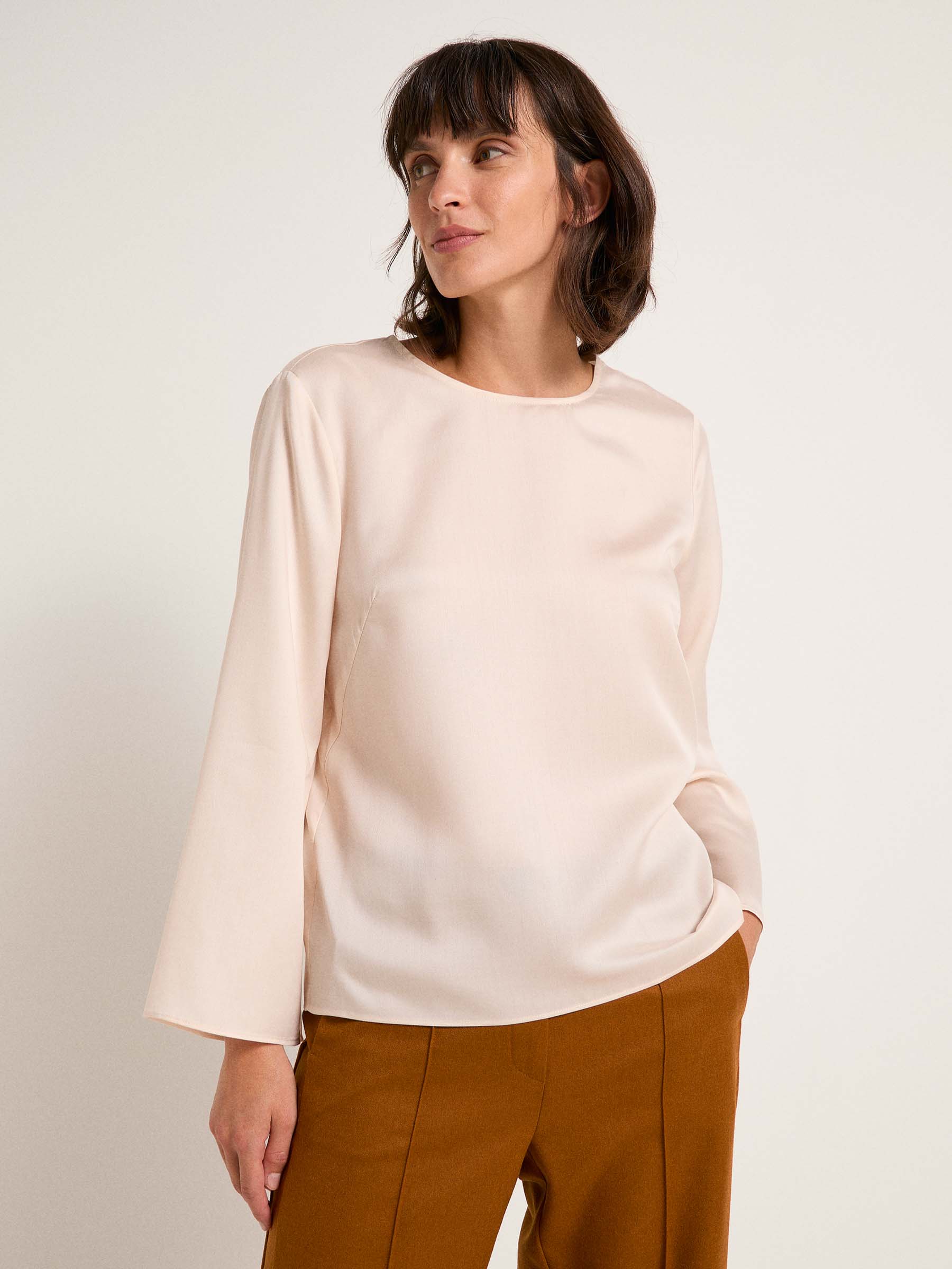 LANIUS_AW23_13746-120-light-sand-34_Bluse-mit-Schlitzen_02