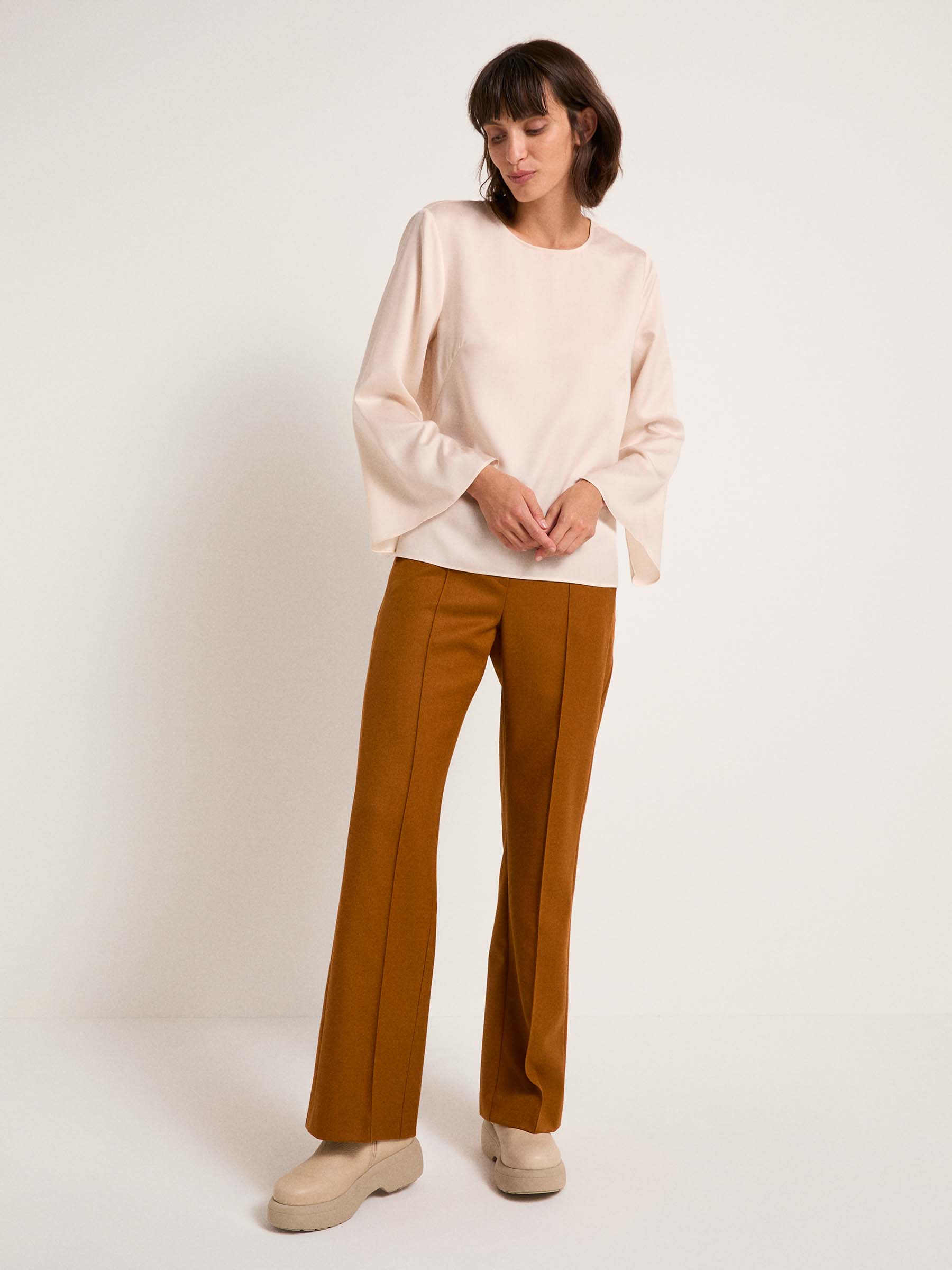 LANIUS_AW23_13746-120-light-sand-34_Bluse-mit-Schlitzen_03