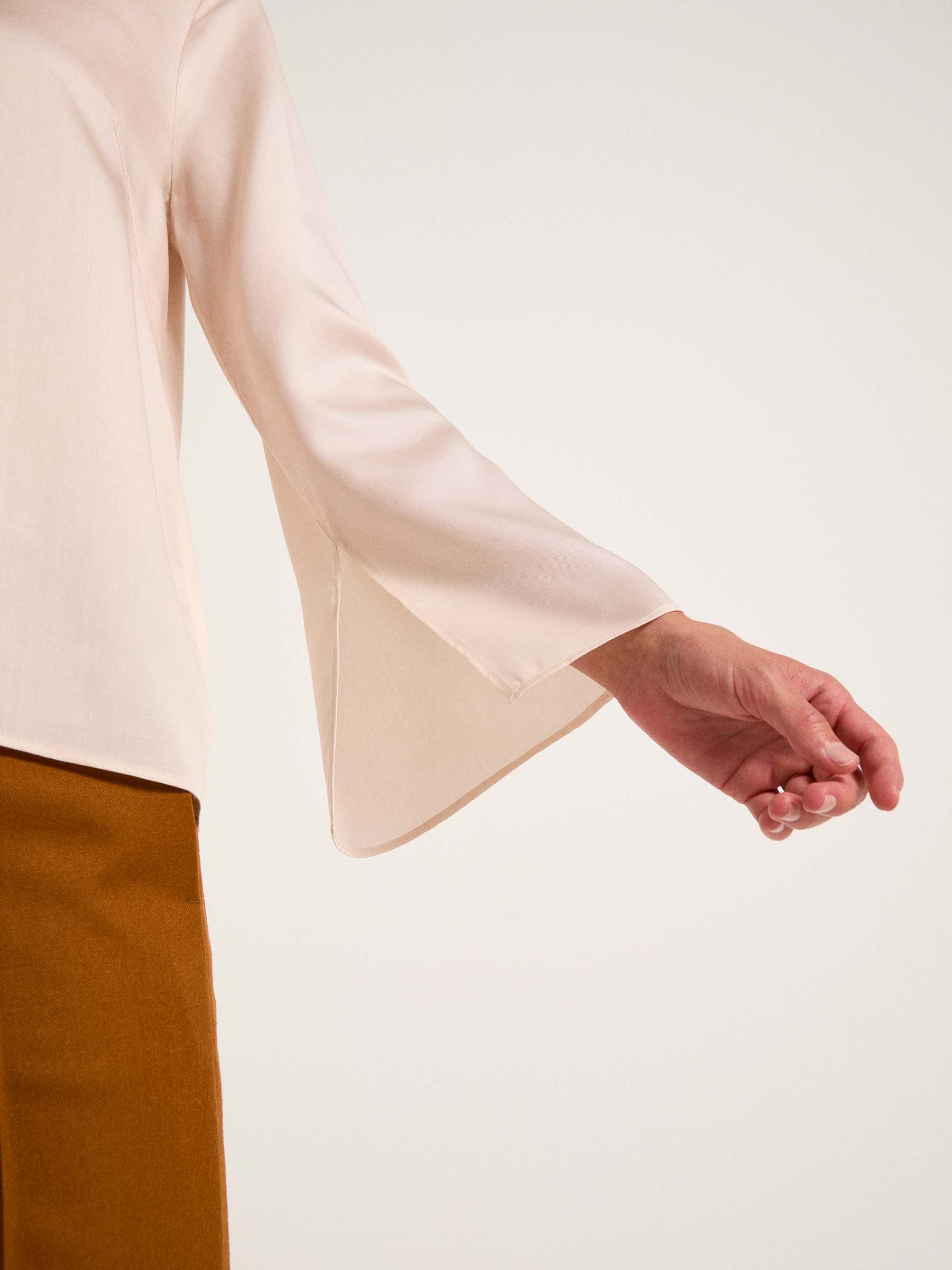 LANIUS_AW23_13746-120-light-sand-34_Bluse-mit-Schlitzen_05