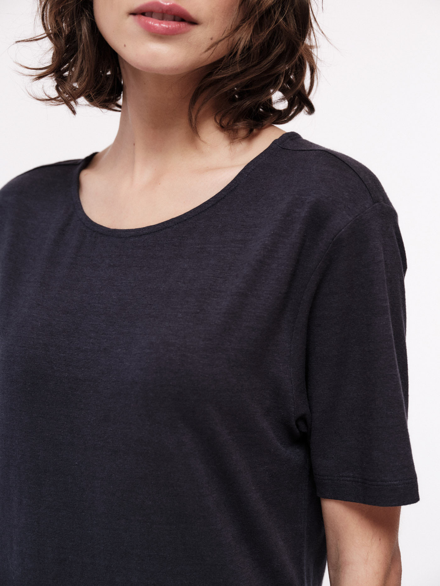 LANIUS_SS22_13111-00_Kleid-mit-Rueckenausschnitt_atlantic_04