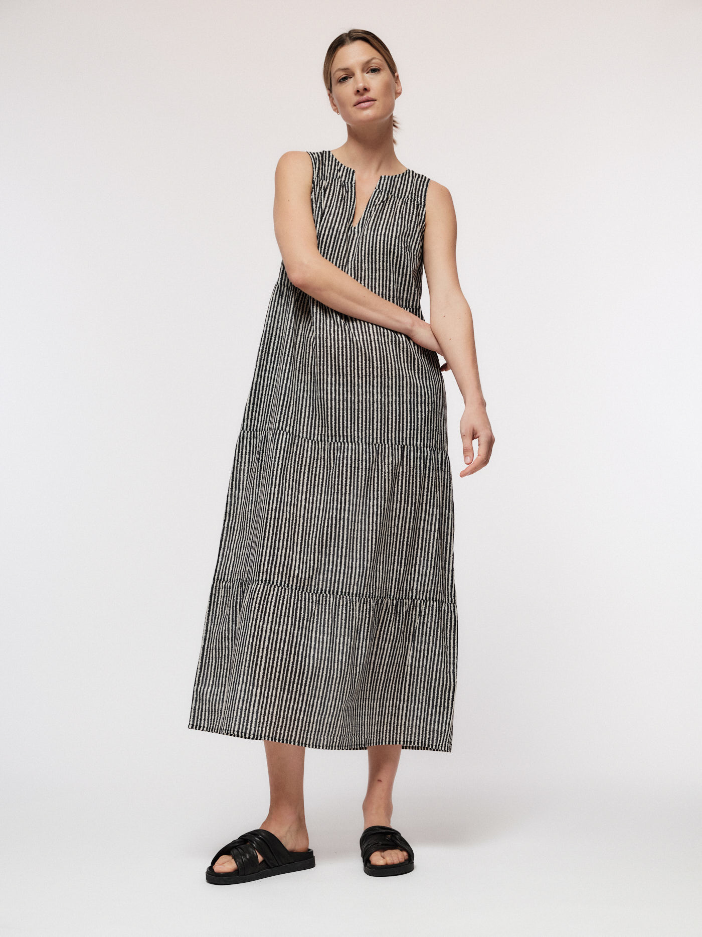 LANIUS_SS22_13155-00_Maxikleid_Print-aquarell-stripes_black_02 - Kopie - Kopie - Kopie