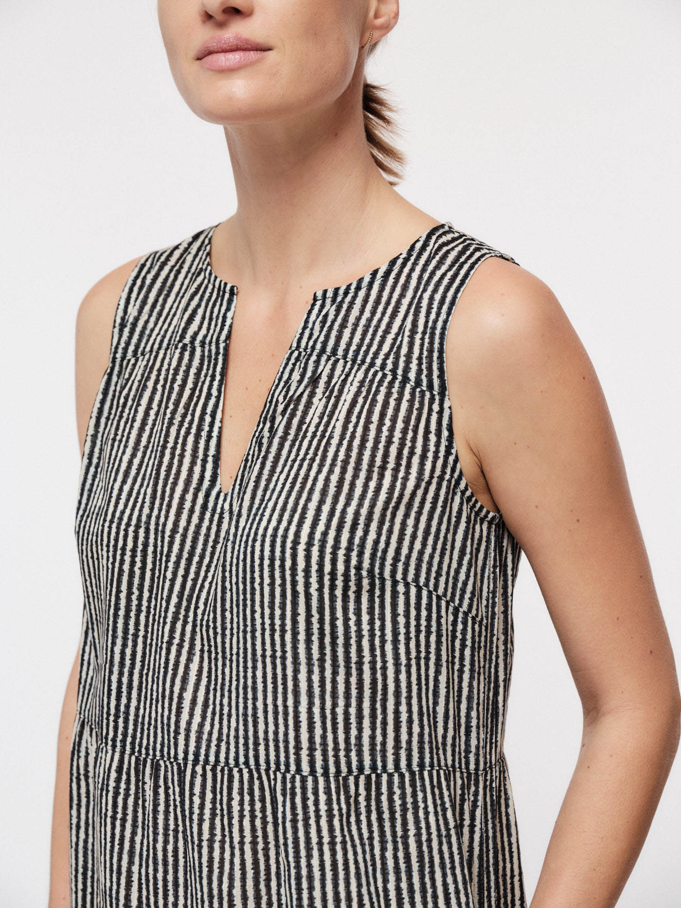 LANIUS_SS22_13155-00_Maxikleid_Print-aquarell-stripes_black_03 - Kopie - Kopie - Kopie