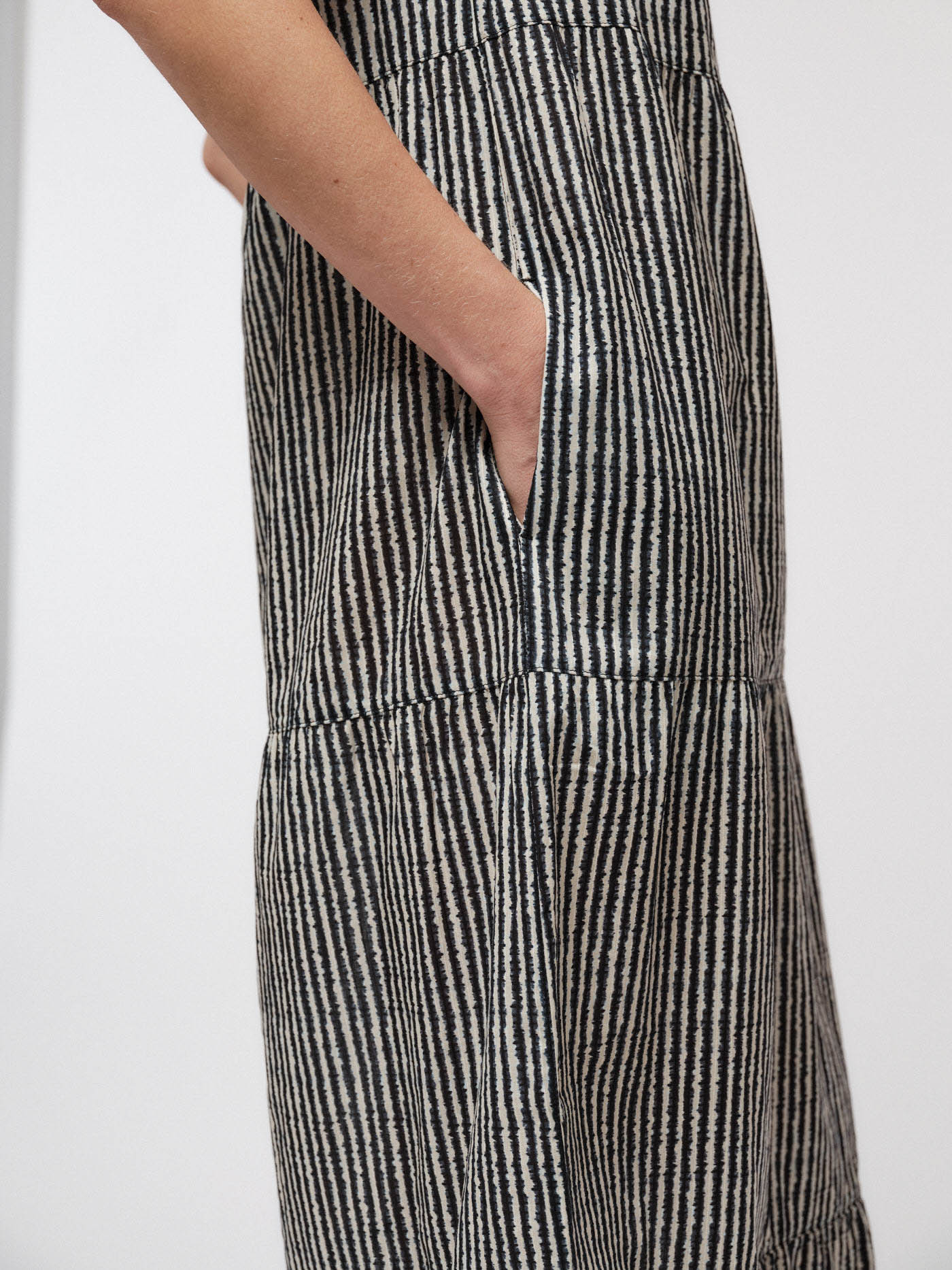 LANIUS_SS22_13155-00_Maxikleid_Print-aquarell-stripes_black_04 - Kopie