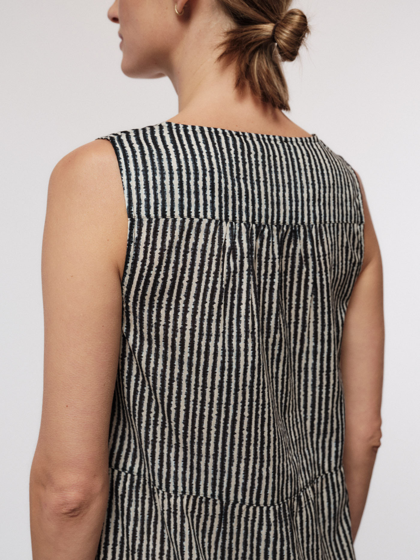 LANIUS_SS22_13155-00_Maxikleid_Print-aquarell-stripes_black_06 - Kopie