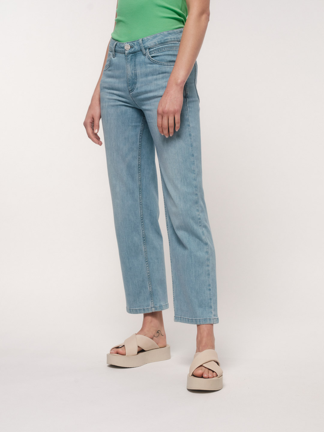 LANIUS_SS23_13352-00_Relaxed-Jeans_light-denim_04