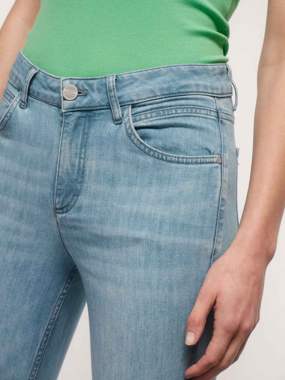 LANIUS_SS23_13352-00_Relaxed-Jeans_light-denim_05