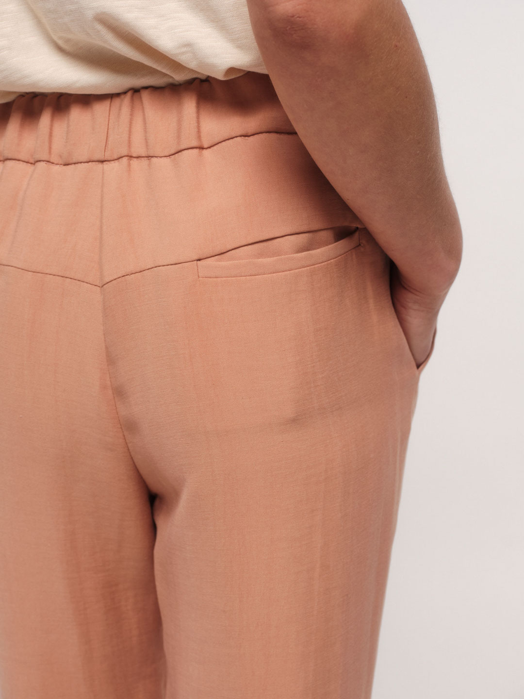 LANIUS_SS23_13515-00_Hose-mit-Gummibund_sandstorm_06