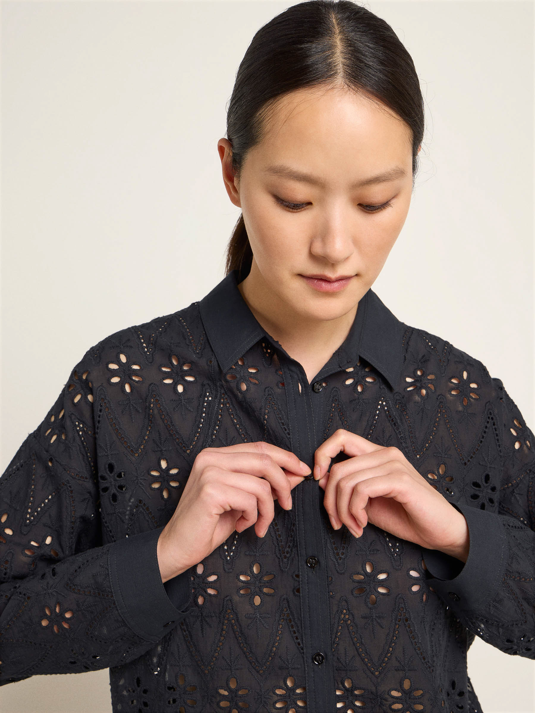 LANIUS_224-14067-199-black-34_Spitzen-Hemdbluse_04-jpg LANIUS_224-14067-199-black-34_Spitzen-Hemdbluse_04.jpg